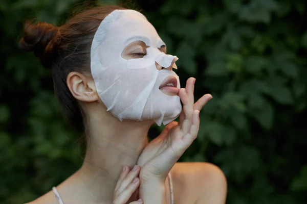 Belle femme masque anti-âge Toucher son visage avec sa main vue de côté peau — Photo