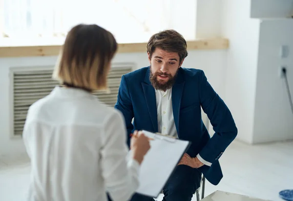 Un uomo a un appuntamento psicologi, comunicazione, diagnosi del problema, consultazione — Foto Stock