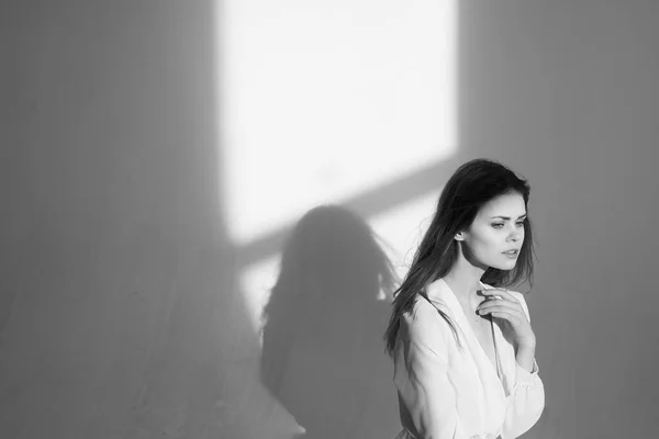 Mujer en vestido blanco atractivo look glamour posando estilo de vida —  Fotos de Stock