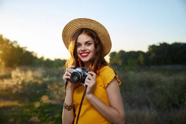 ผู้หญิงช่างภาพที่มีกล้องอยู่ในมือ ภาพถ่ายของธรรมชาติ อากาศบริสุทธิ์ — ภาพถ่ายสต็อก