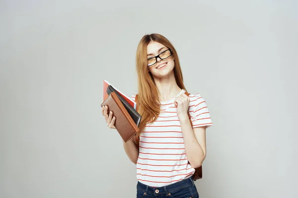 Ragazza con blocco note educazione scienza studentessa con zaino — Foto Stock