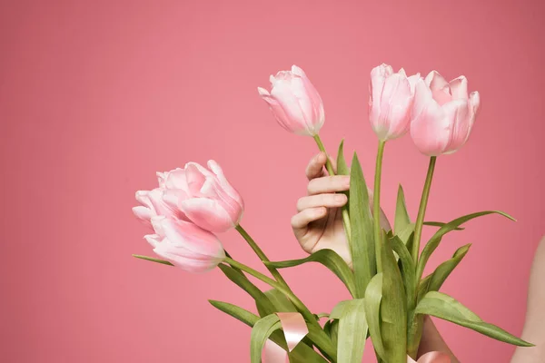 Букет квітів як подарункове свято на 8 березня рожевому фоні — стокове фото