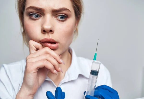 Kvinnlig spruta narkos botox injektion läkare blå handskar — Stockfoto