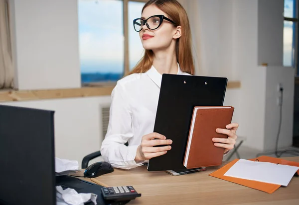 Femme d'affaires en chemise blanche aux tables de travail documents bureau officiel — Photo