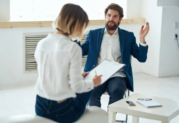 Um homem em uma consulta de psicólogos consulta de saúde de comunicação de diagnóstico — Fotografia de Stock