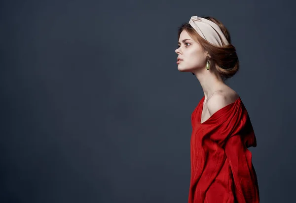 Mulher bonita vestido vermelho decoração de luxo etnia fundo cinza — Fotografia de Stock