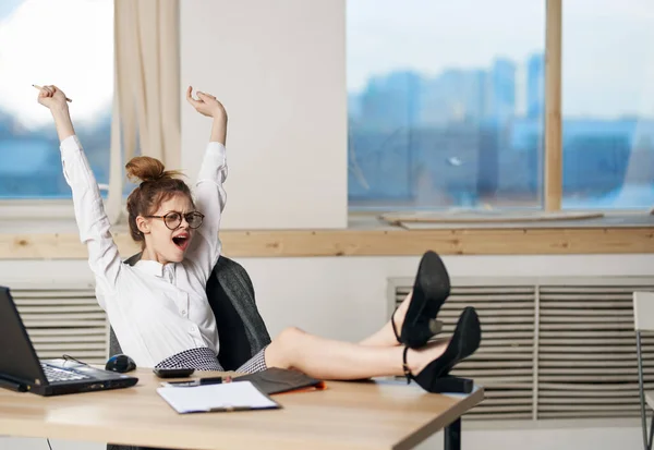 Mulher colocar os pés na mesa de trabalho escritório secretário laptop oficial — Fotografia de Stock