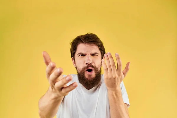 Чоловік у білій футболці жести зі своїми руками спосіб життя обрізав погляд жовтий фон більш весело — стокове фото