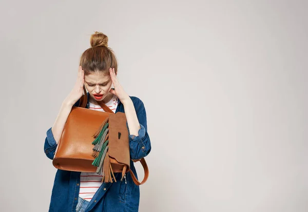 Glada ung kvinna i mode kläder ryggsäck student lära tonåring — Stockfoto