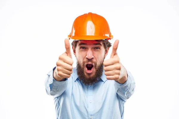Engenheiro em laranja coloração profissionais de segurança construção emoções mão gestos — Fotografia de Stock
