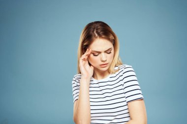 Çizgili tişörtlü sarışın kız yaşam tarzı mavi arka plan eğlencesi