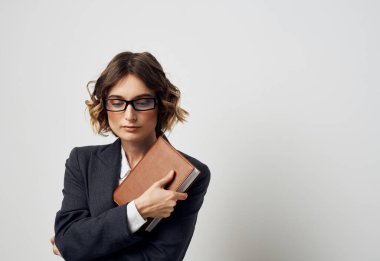 Klasik takım elbiseli kadın. Hafif gömlek. Boşluğu kopyala.