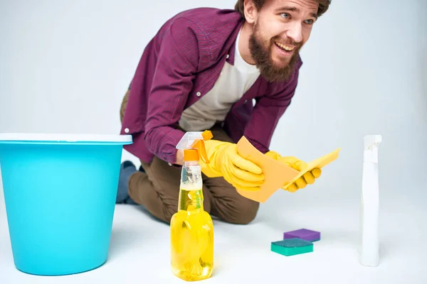 Hombre con guantes de goma limpieza servicio interior profesional — Foto de Stock