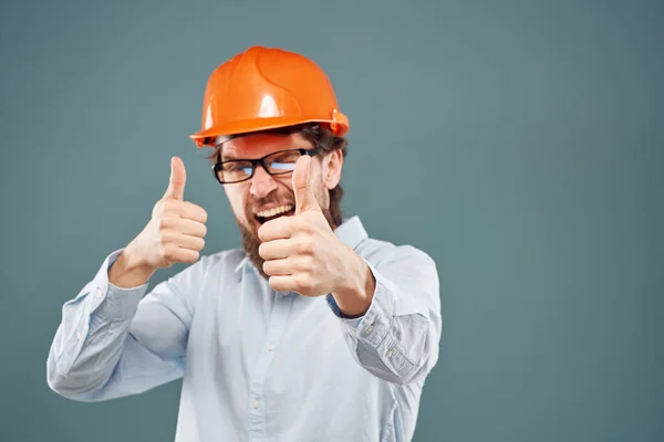 Homem alegre em laranja chapéu duro camisa gestual com mãos engenheiro de construção de trabalho — Fotografia de Stock