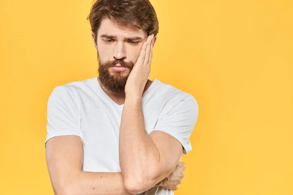 Uomo barbuto emozioni gesti con le mani espressione facciale bianco t-shirt sfondo giallo — Foto Stock