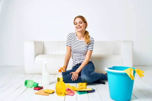 Señora de la limpieza con cubo de los suministros de lavado en las tareas domésticas interiores del piso —  Fotos de Stock