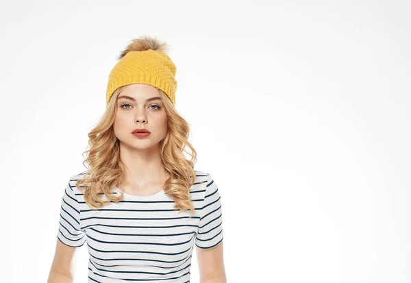 Bella donna a righe t-shirt giallo cappello moda stile di vita luce sfondo — Foto Stock