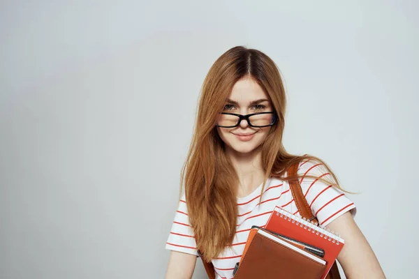 Studente donna con blocco note e zaino sul retro ritagliato vista educazione scienza occhiali — Foto Stock