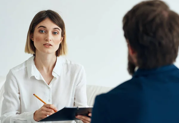 Mujer y hombre traje documentos comunicación personas reanudar — Foto de Stock