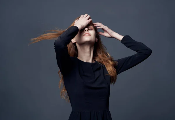 Mooie vrouw zwart jurk elegant stijl poseren emoties — Stockfoto