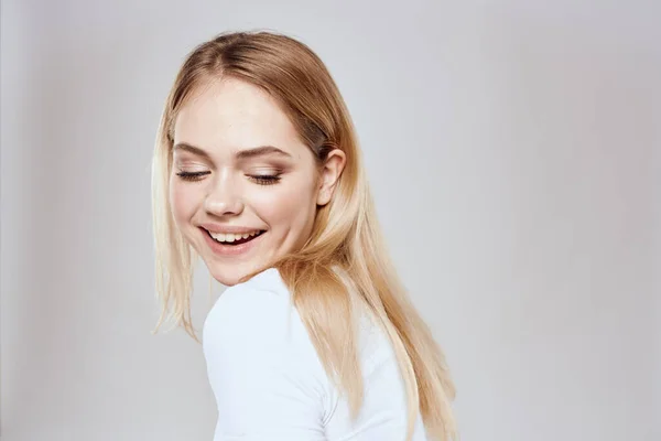 Emotionell blond vit t-shirt närbild studio livsstil kul — Stockfoto