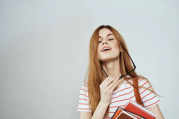 Estudante do sexo feminino com bloco de notas e mochila na parte traseira recortada vista óculos de ciência da educação — Fotografia de Stock