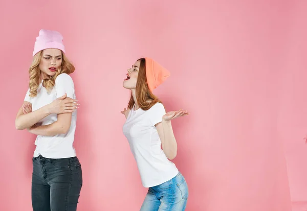 Duas namoradas roupas da moda diversão e alegria estilo de vida fundo rosa — Fotografia de Stock