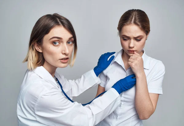 Mujer médico examina paciente salud estilo de vida estetoscopio — Foto de Stock