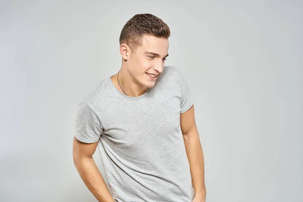 Schöner Mann in hellem T-Shirt abgeschnitten Ansicht Emotion Studio isolierten Hintergrund — Stockfoto