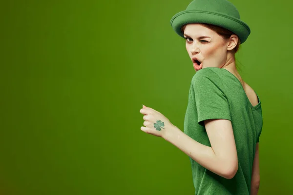 Heureux femme st patricks jour vert t-shirt chapeau trèfle vacances amusant — Photo