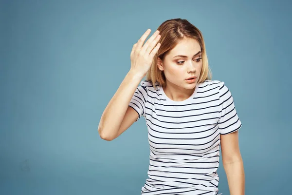 Sconvolto donna emozioni dispiacere gesti con le mani sfondo blu — Foto Stock