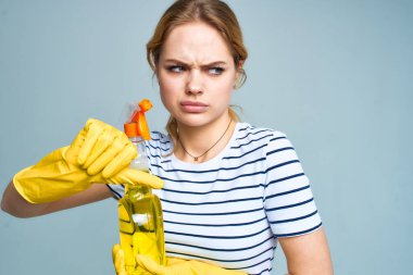 Deterjanlı temizlikçi kadın ev işi yaşam tarzı servisi 