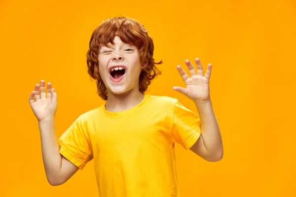 Boldog energikus fiú széles szájú mutatja tenyerek Másold tér — Stock Fotó