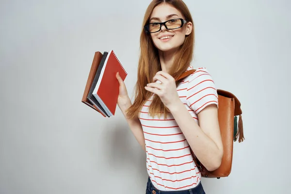 Estudante do sexo feminino com bloco de notas e mochila na parte traseira recortada vista óculos de ciência da educação — Fotografia de Stock