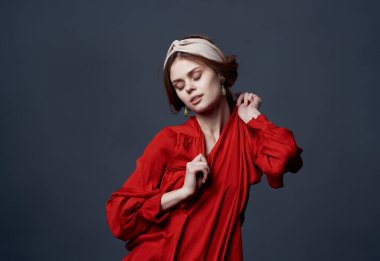 Kırmızı elbiseli güzel kadın lüks etnik duygu modelini büyülüyor.