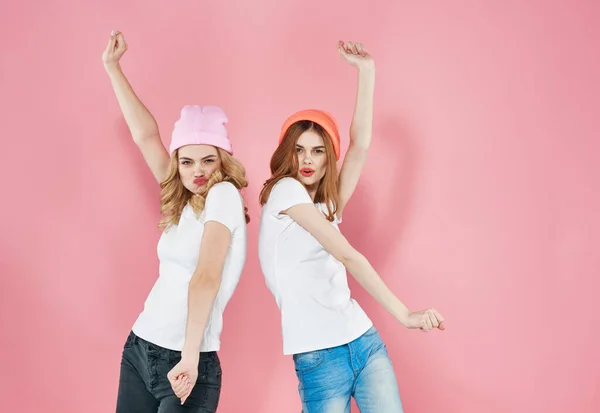 Két barátnő divatos ruhák szórakoztató és öröm életmód rózsaszín háttér — Stock Fotó