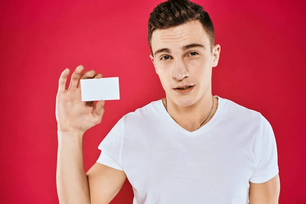 Man met visitekaartje manager Koffie Ruimte wit t-shirt rood geïsoleerde achtergrond — Stockfoto