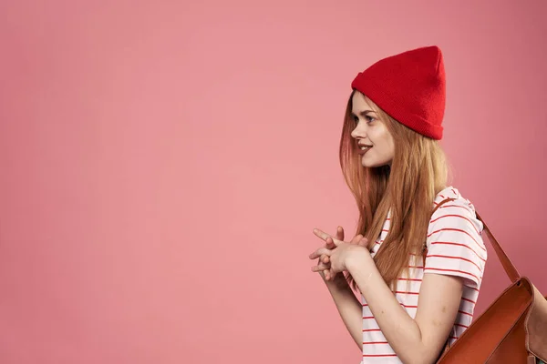Jolie femme en chapeau rouge photo émotions joie fond rose — Photo