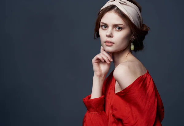 Mulher elegante vestido vermelho luxo glamour decoração olhar atraente — Fotografia de Stock