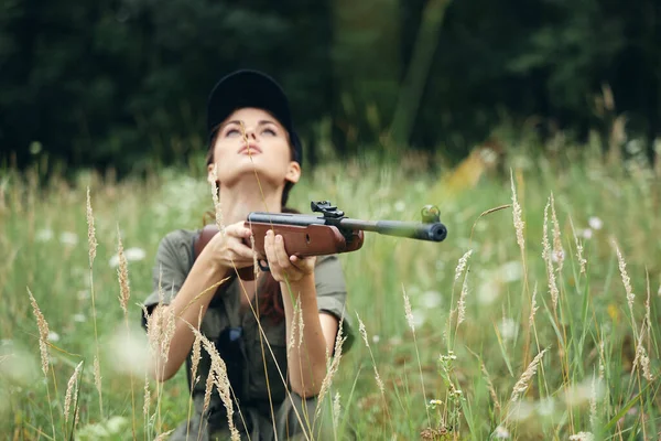 Mulher militar Arma na mão lá em cima caçando estilo de vida ar fresco — Fotografia de Stock