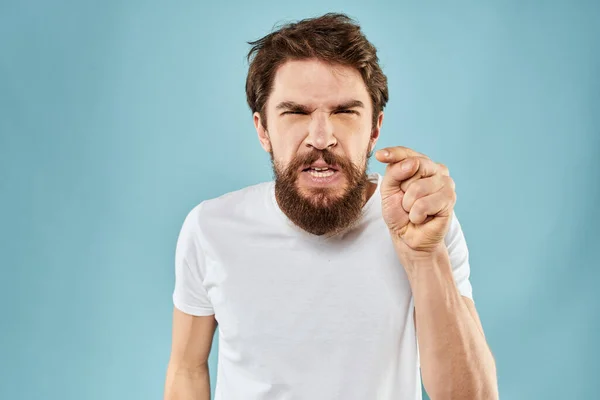 Hombre con expresión facial descontenta gesto con manos estudio estilo de vida fondo azul — Foto de Stock