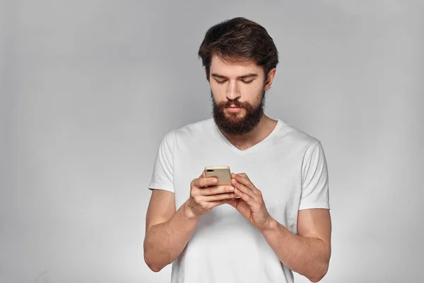 Fröhliche emotionale bärtige Mann gestikuliert mit seinen Händen Nahaufnahme Licht Hintergrund — Stockfoto