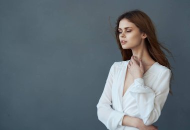 Beyaz elbiseli çekici kadın lüks model gri arka plan