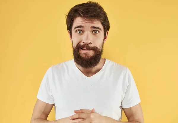 티셔츠를 입고 갈색 턱수염 모델을 한 남자의 초상화 — 스톡 사진