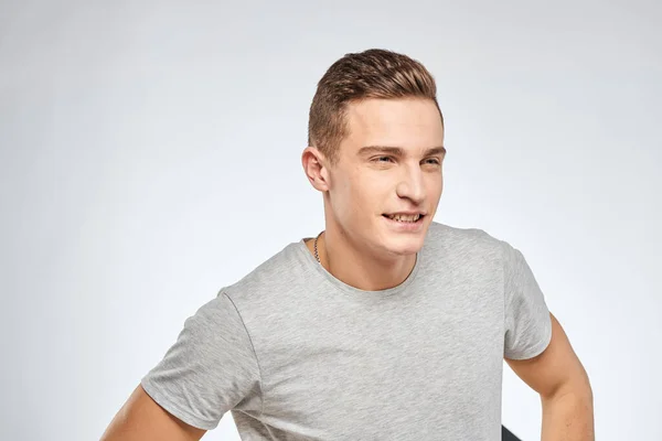 Mann in grauem T-Shirt Emotionen Licht Hintergrund abgeschnitten Ansicht — Stockfoto