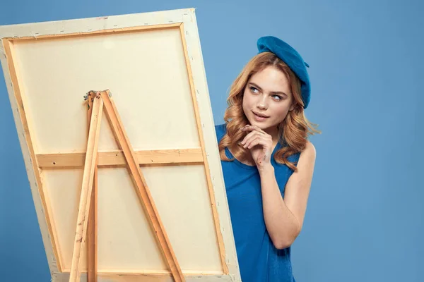 Женщина-художник синий взять мольберта рисунок креативный синий фон — стоковое фото