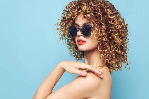 Веселая женщина вьющиеся волосы голые плечи студии солнцезащитные очки — стоковое фото