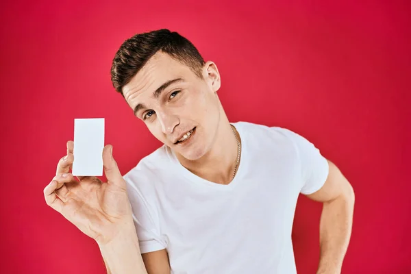 Hombre titular tarjeta de visita gerente café espacio blanco camiseta rojo aislado fondo — Foto de Stock