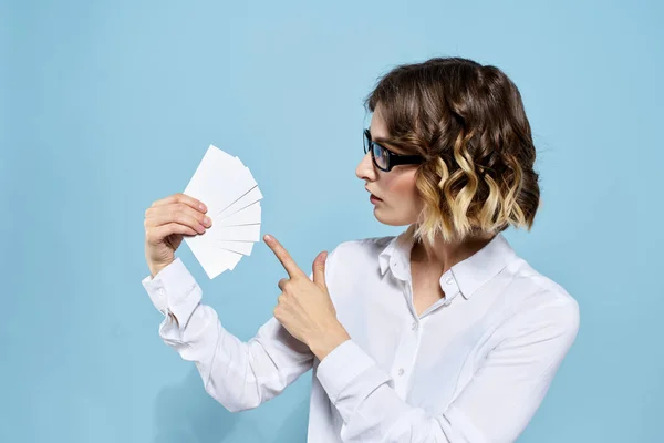 Femme d'affaires avec cartes de crédit carte de crédit bleu fond de travail — Photo