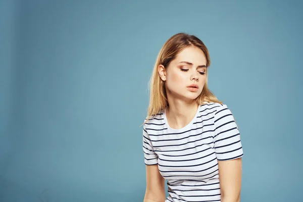 Emocional mujer rayas camiseta estilo de vida recortado fondo azul —  Fotos de Stock